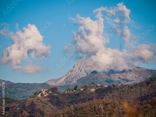 Italia, Toscana, Lucca, Api Apuane con nuvole.