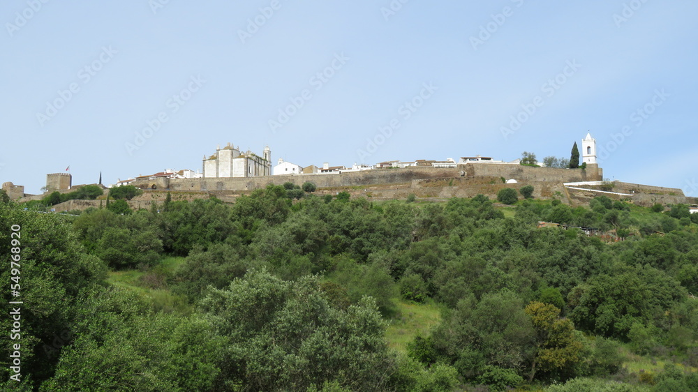 Fototapeta premium Muralhas e ruinas de um castelo medieval em Portugal