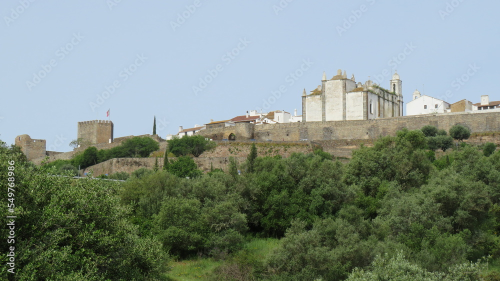 Muralhas e ruinas de um castelo medieval em Portugal