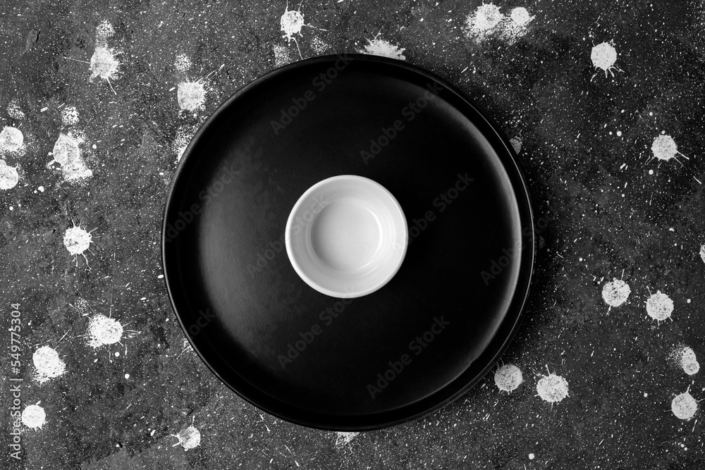 Obraz premium Empty plate on abstract background, mockup or preparation for food photo, top view