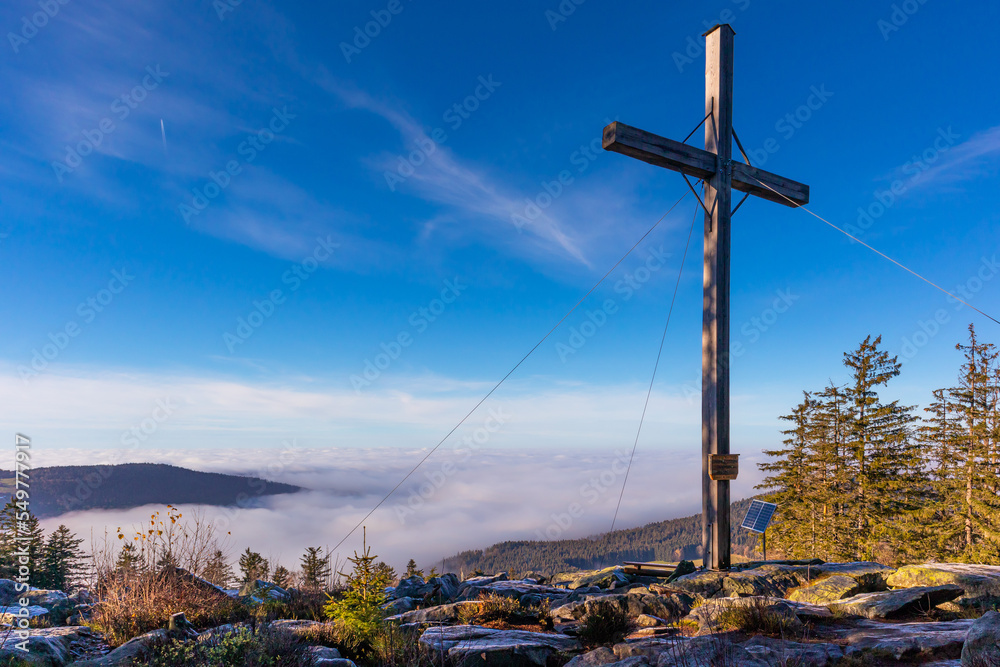 Die Käsplatte ist ein Berg im Bayerischen Wald mit Gipfelkreuz bei St. Englmar Die Käsplatte ist ein Berg im Bayerischen Wald mit Gipfelkreuz bei St. Englmar