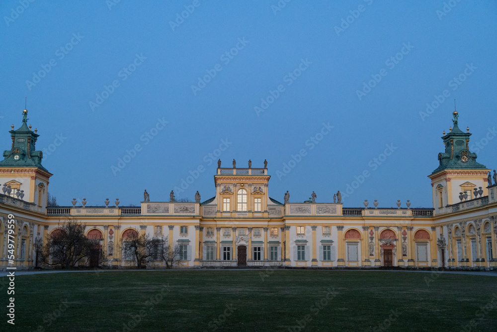 Obraz premium beautiful view on Royal Wilanow Palace located in the Wilanów district, Warsaw in early spring evening