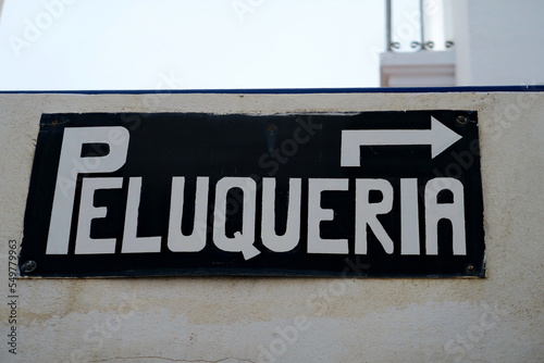 Fotótapéta Peluqueria (Coiffeur) Inscription en espagnol sur façade.