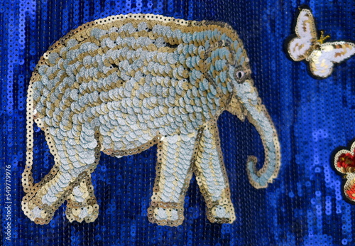Éléphant et paillon brodés en paillettes sur tissu bleu. photo