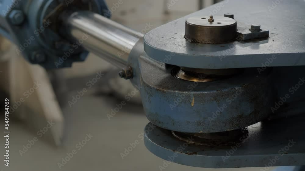Connection of piston rod to rudder tiller on steering gear of vessel