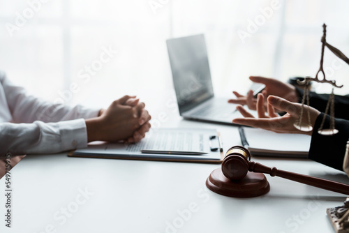 Foto Lawyer explain the law and the outcome of the litigation, in detail the various contractual clauses in the law and the loopholes that help the client win the case