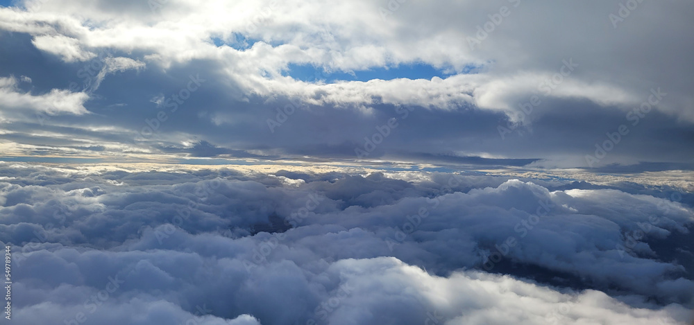 Vistas nubes bajas desde la ventanilla del avión_03 Vistas nubes bajas desde la ventanilla del avión_03