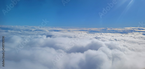 Tableau sur toile Vistas nubes bajas desde la ventanilla del avión_02