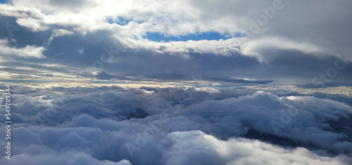 Vistas nubes bajas desde la ventanilla del avión_03 photo