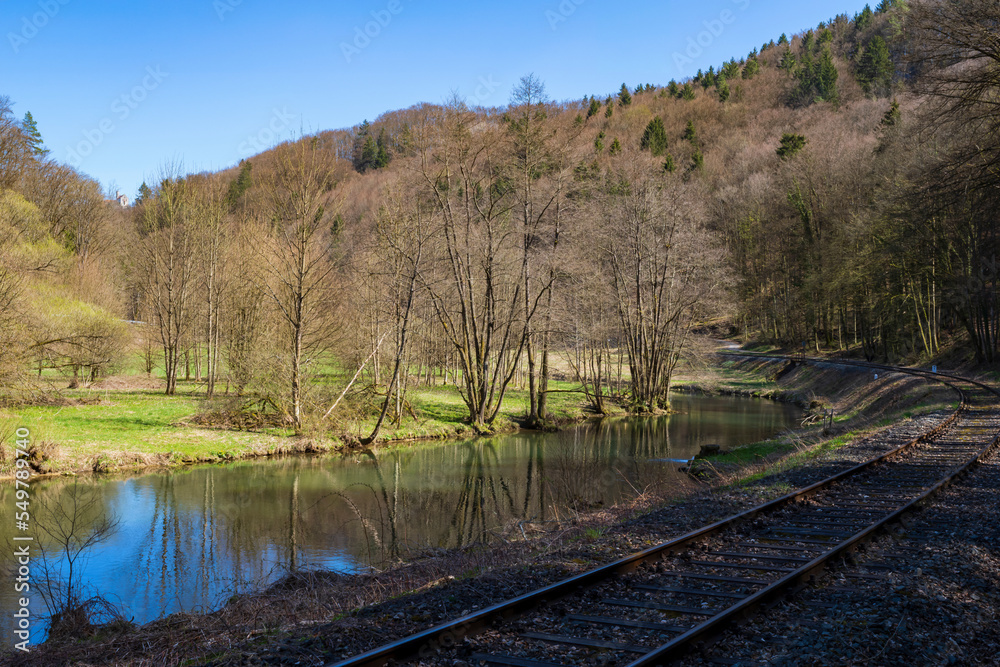 Obraz premium View of the peacefully flowing Wiesent in the valley of the same name in Franconian Switzerland near Gößweinstein/Germany in spring