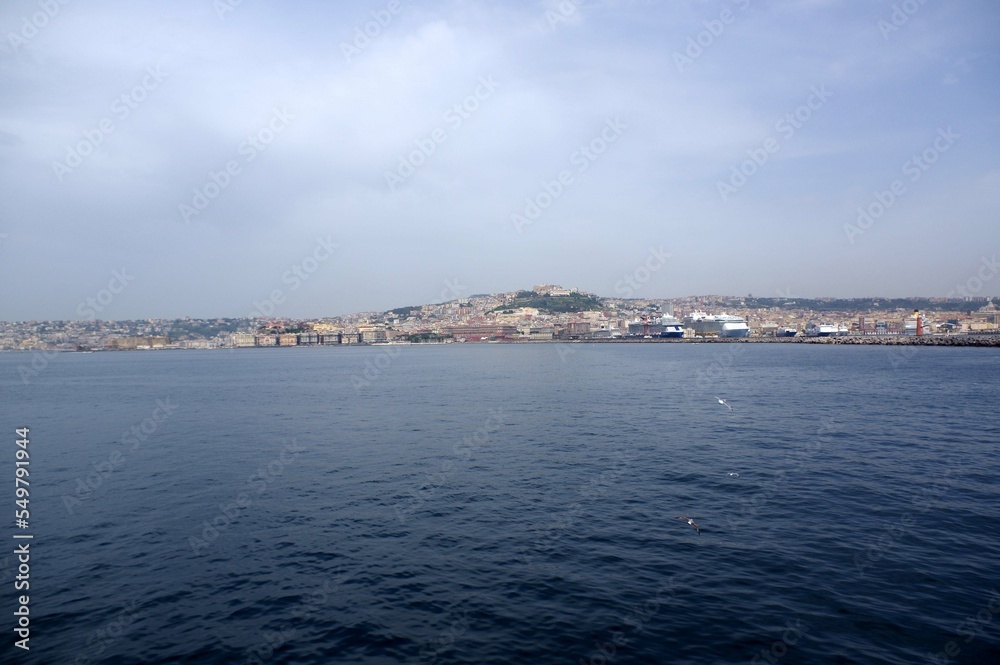 vue depuis le bateau sur la ville de Naples, Italie 