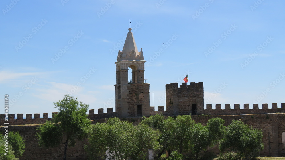 Muralhas e ruinas de um castelo medieval em Portugal