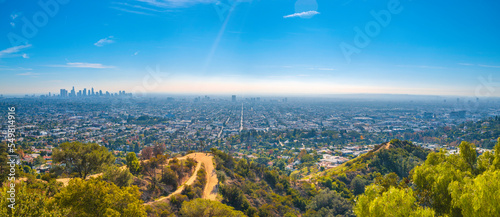 Foto Los Angeles city skyline and natural woodland trails landscape from Griffith Obs