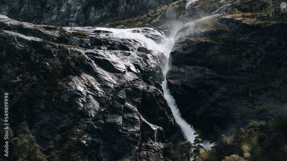 Wasserfall im Felsen