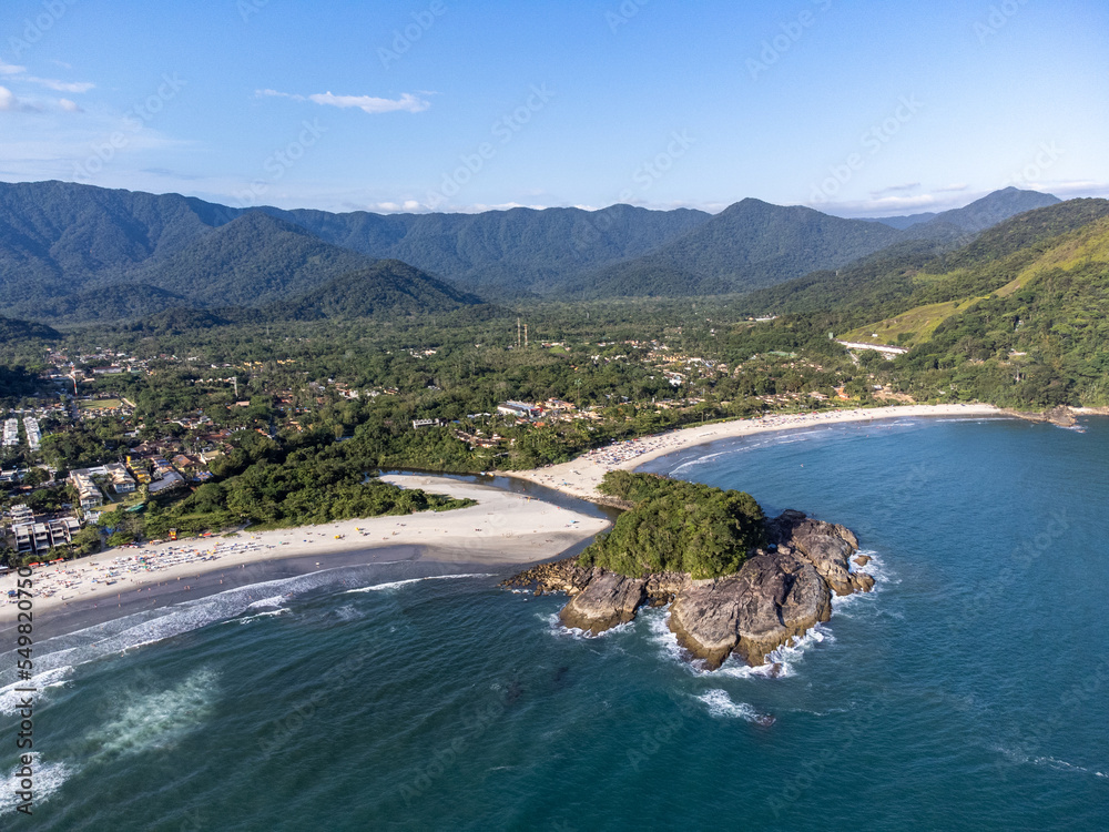 Naklejka premium amazing seaside town with mountains and paradisiacal beach