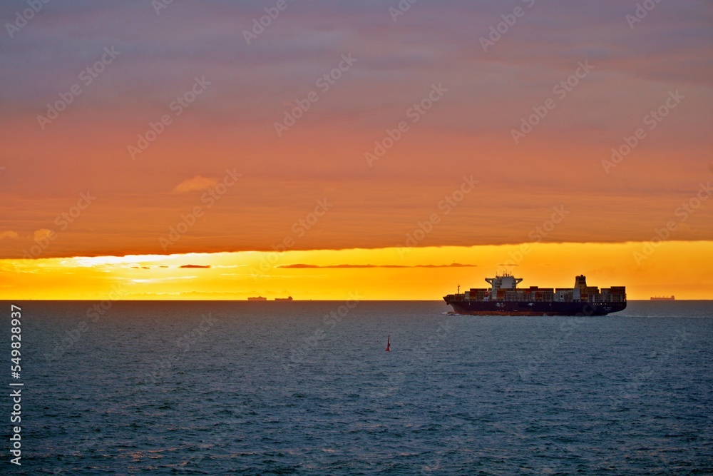 Schiffsilhouette im Sonnenaufgang