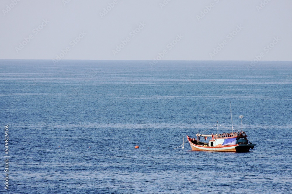 Kleines Fischerboot auf See