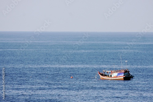 Kleines Fischerboot auf See