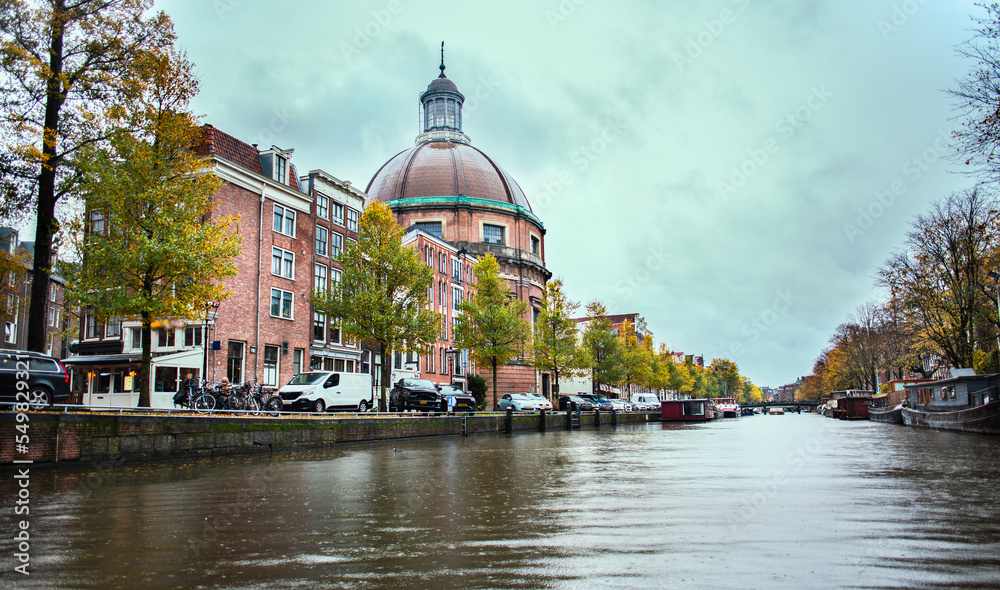 Obraz premium Koepelkerk view from a canal