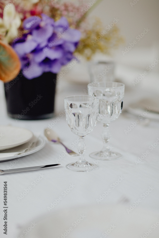 Fototapeta premium Salle de réception et table dressée pour l'évènement
