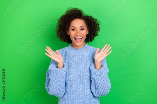 Foto Photo of astonished nice cute girl with perming coiffure wear blue jumper open m