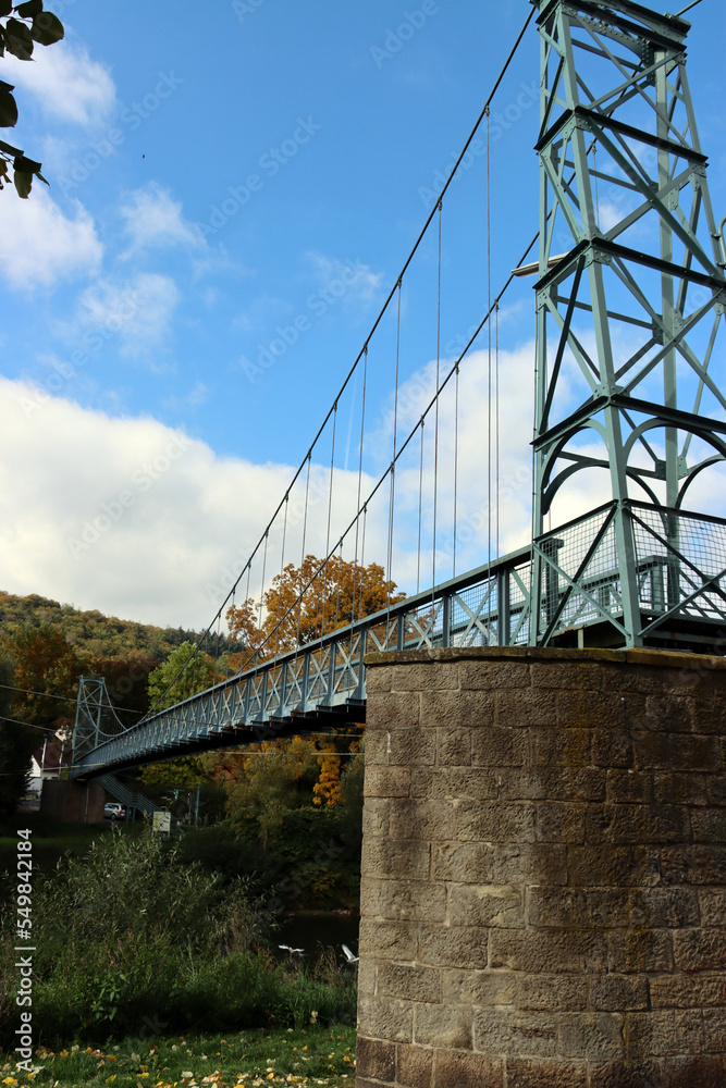 Fototapeta premium Hängebrücke für Fussgänger über die Fulda