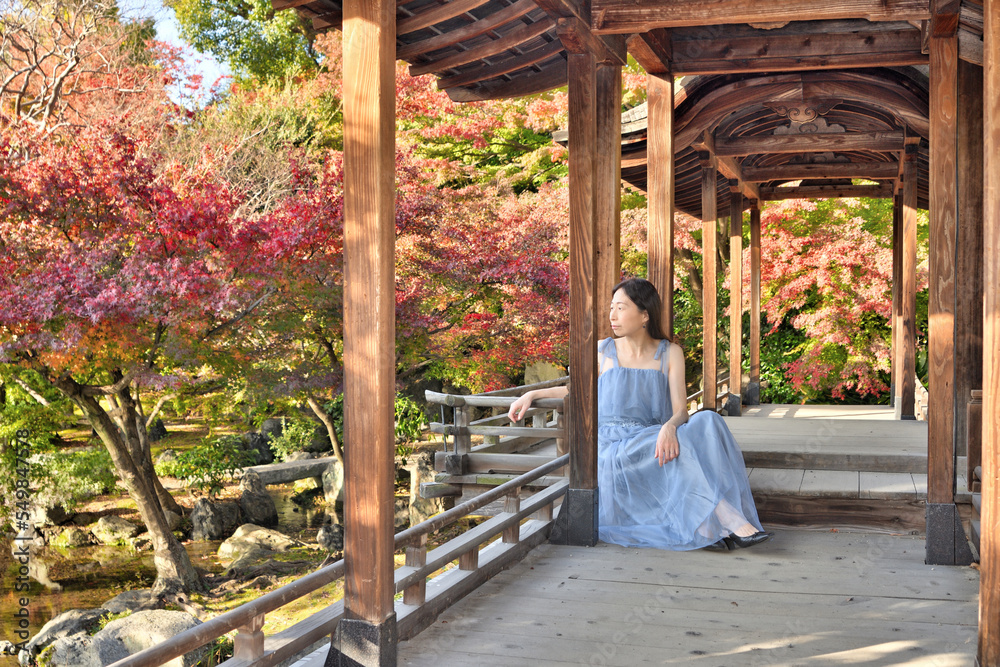 Fototapeta premium 渉成園の紅葉と女性