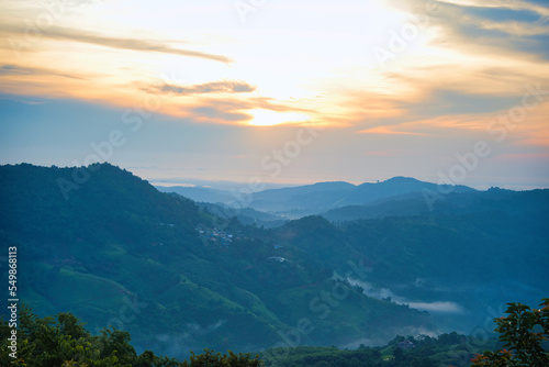 早朝の青々と茂る大自然の山間部風景　タイ・チェンライ © Daichi