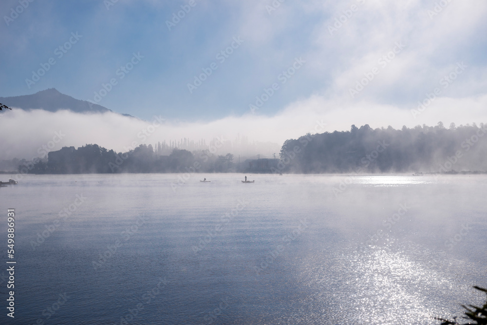 早朝の河口湖の霧とボートと釣り人