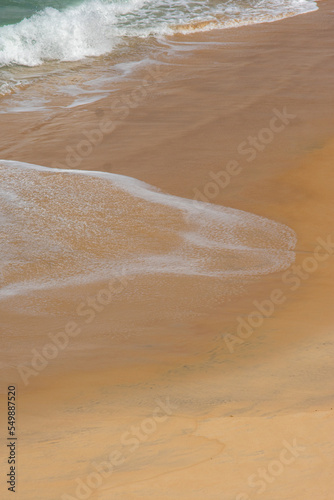 Areia, espuma e o mar.
