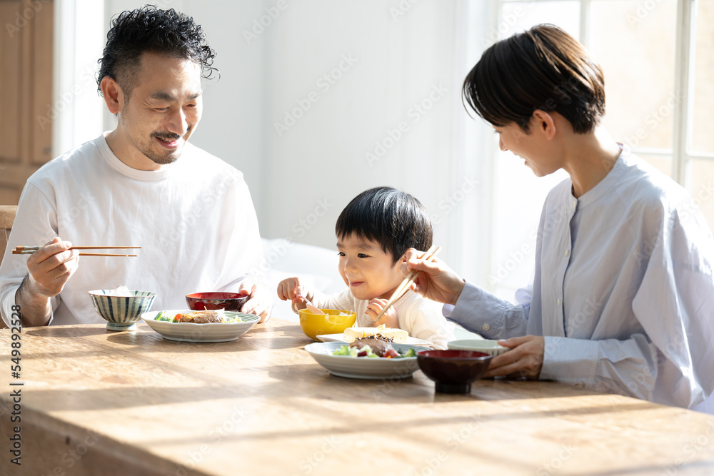 光が美しいご飯が大好きな子どものいる食卓