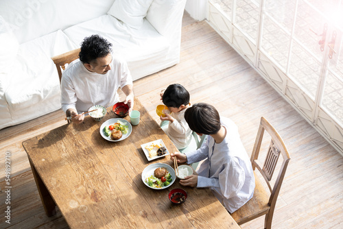 ご飯が大好きな子どものいる食卓 顔無し 俯瞰の広角 コピースペースあり photo