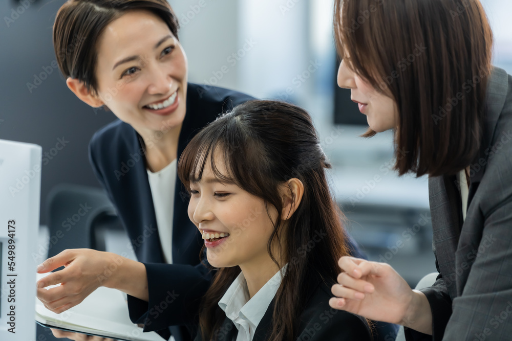 スーツを着た日本人女性 スーツを着た日本人女性