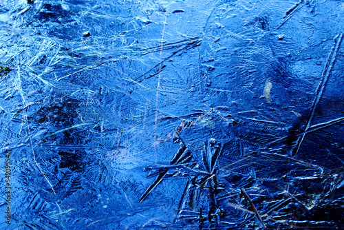 Fotografia Frozen lake - blue ice in winter season