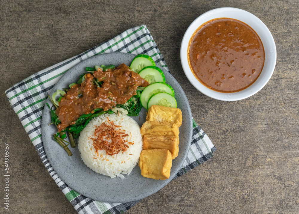 Foto de nasi pecel is traditional Indonesian javanese salad with peanut ...