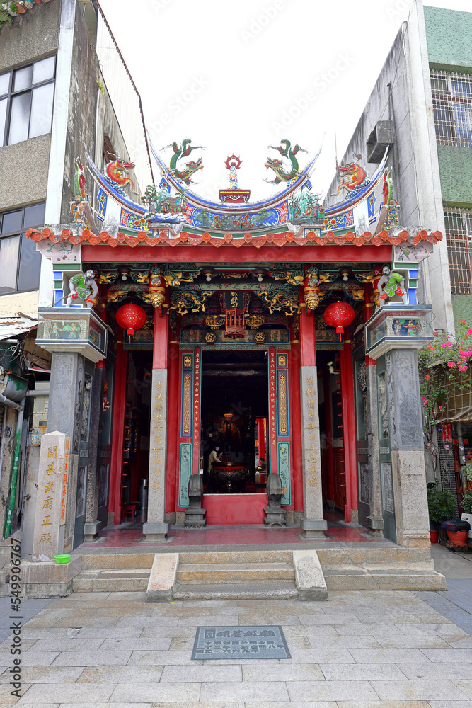 Puji Temple (a Taoist temple with ornate rooftop carvings) in Tainan, Taiwan Puji Temple (a Taoist temple with ornate rooftop carvings) in Tainan, Taiwan