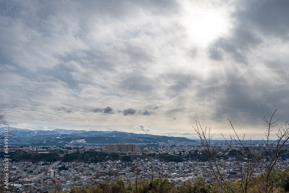 卯辰山見晴らし台から一望する金沢市内