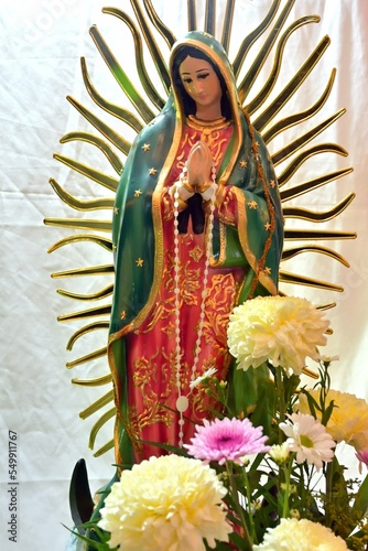 Fotografia Altar to of Our Lady of Guadalupe with candles, mexican colors and flowers ready