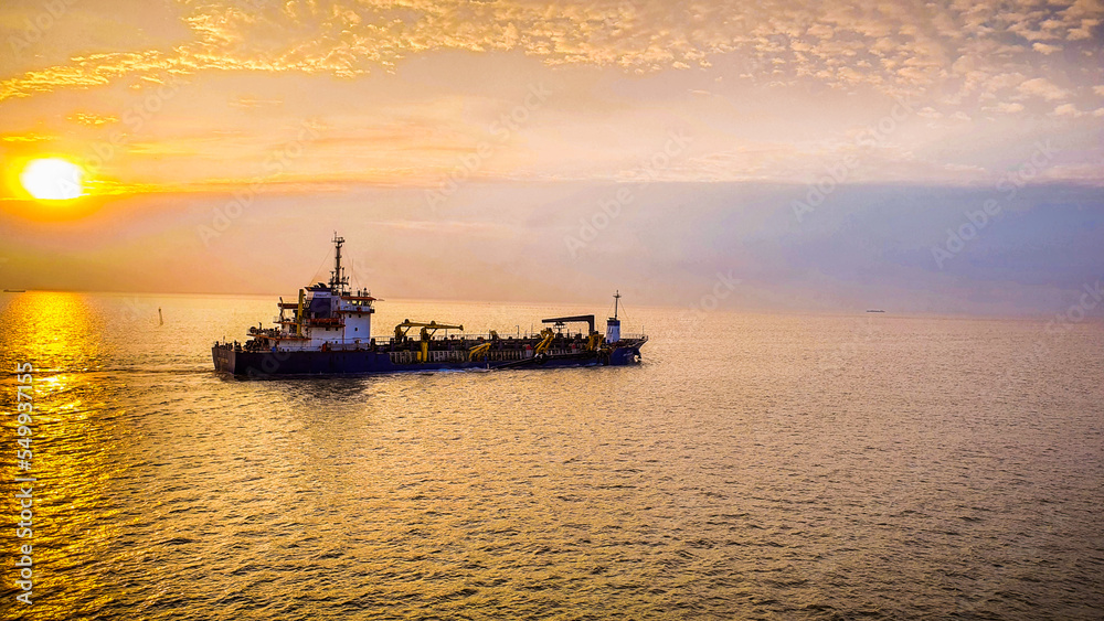 Obraz premium tanker at sunset