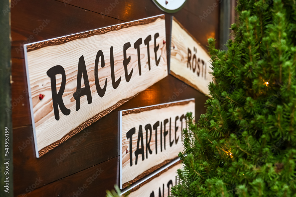 Obraz premium Luxembourg ville marché Noel fete illumination eclairage restaurant raclette tartiflette rosti fondue