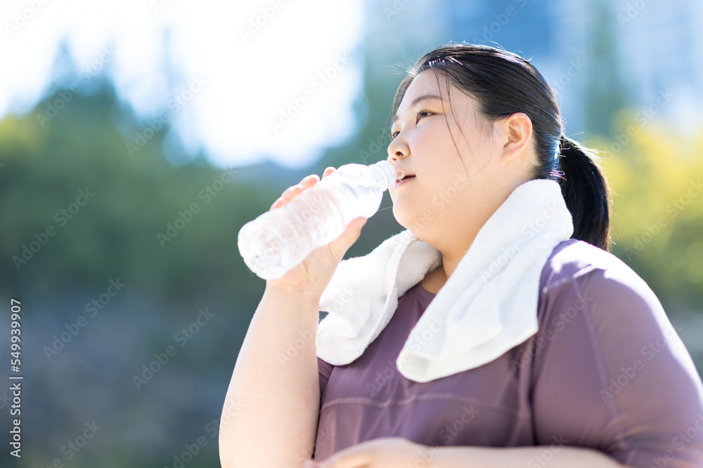 水を飲む女性 水を飲む女性