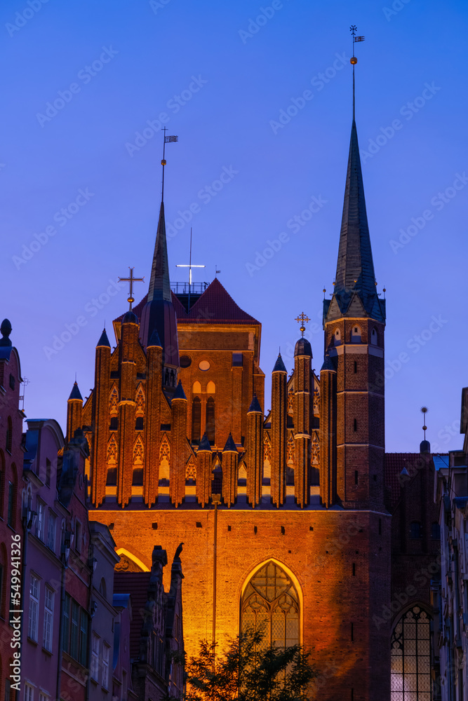 Fototapeta premium Gothic St Mary Basilica In Gdansk At Dusk In Poland