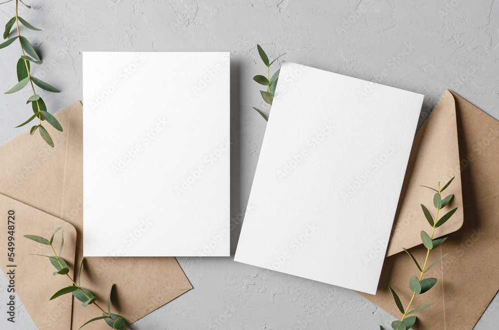 Modèle d'invitation avec enveloppes sur fond beige avec branche d'eucalyptus.Une  note romantique.Mise en page à plat, vue de dessus, placer pour copier  Photo Stock - Alamy