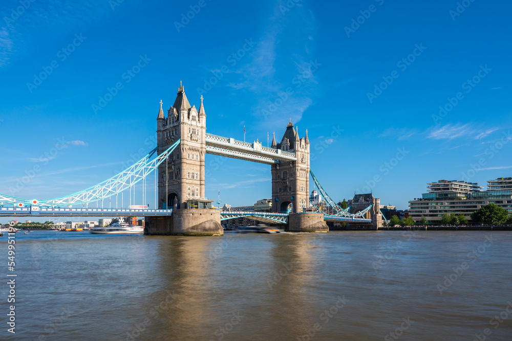 Obraz premium View of the famous Tower Bridge and skyline of London, UK
