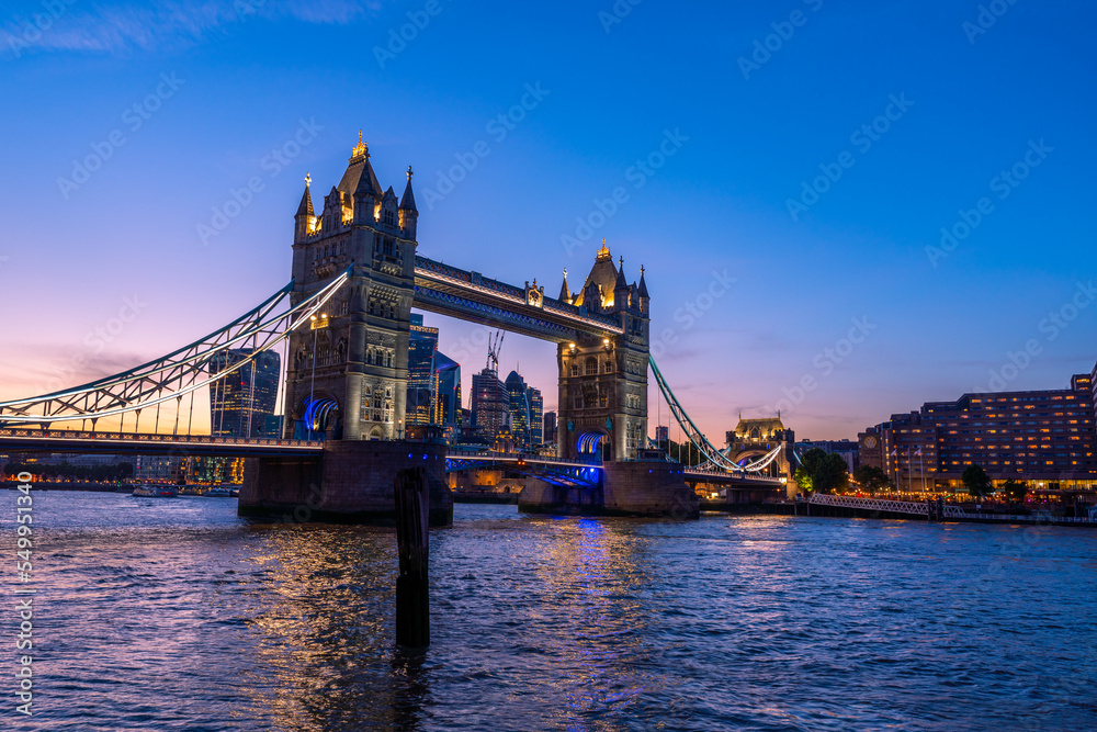 Obraz premium View of the famous Tower Bridge and skyline of London, UK, during beautiful sunset time in summer