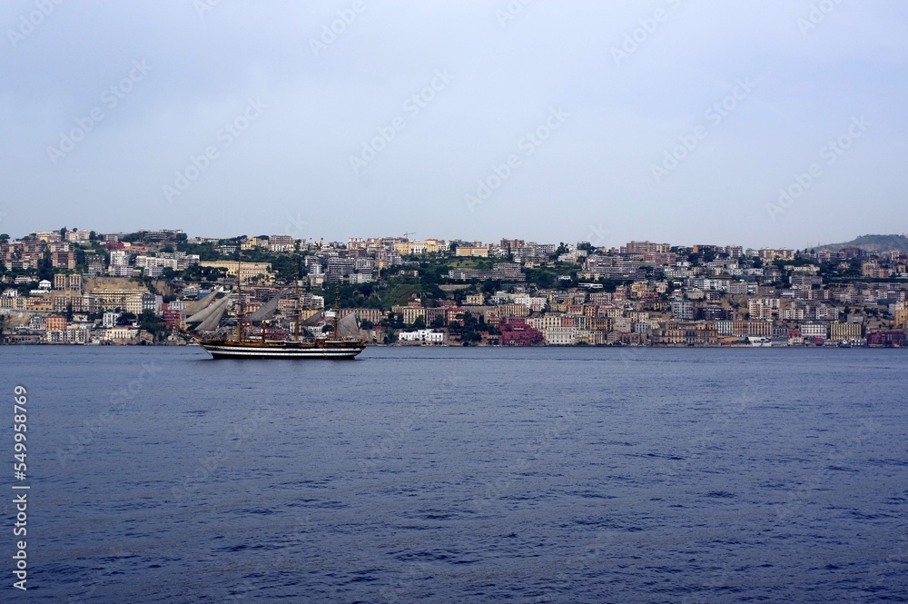 vue depuis le bateau sur la ville de Naples, Italie