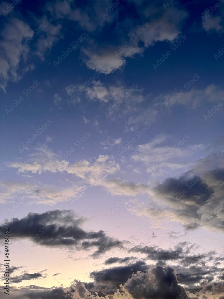 Obraz premium Evening violet sky with clouds, twilights heavens background