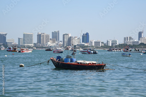 Fischerboote vor der Skyline von Pattaya