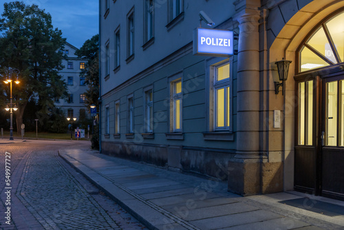 Fototapeta Naklejka Na Ścianę i Meble -  Polizeiwache in der Stadt am Abend