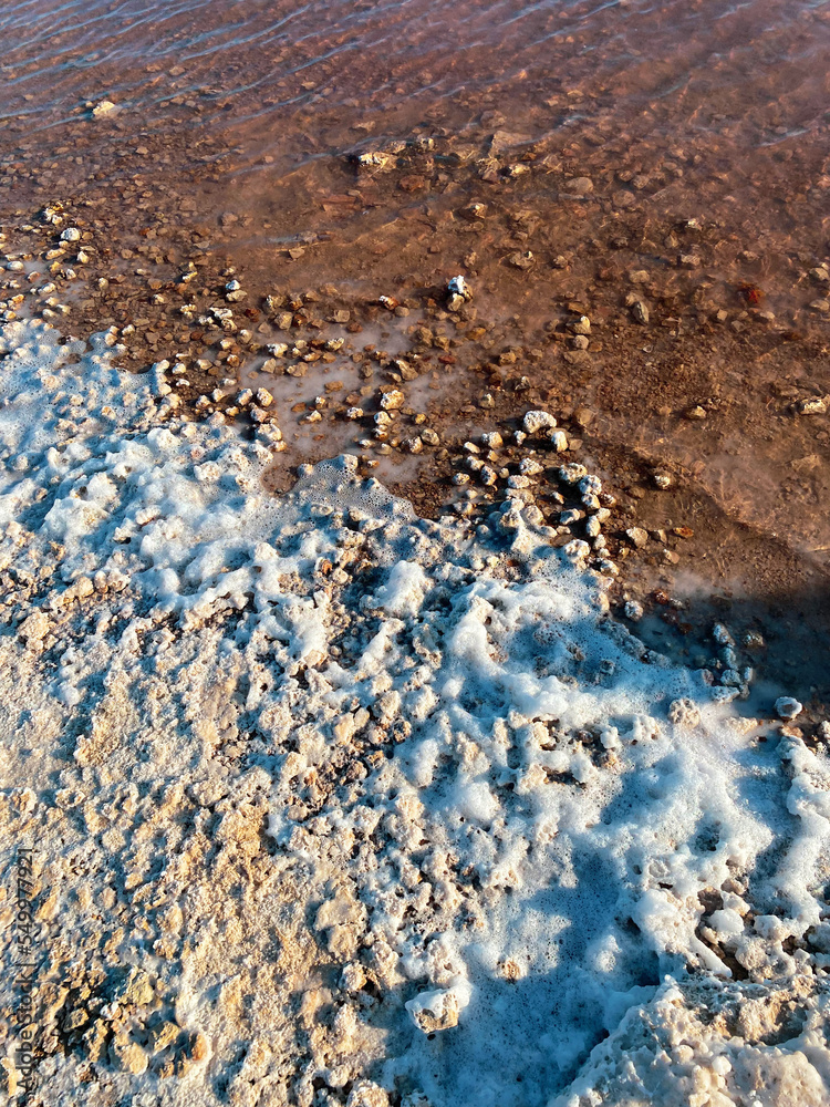 Agua asombrosa y texturas de arena en la playa, el océano. 